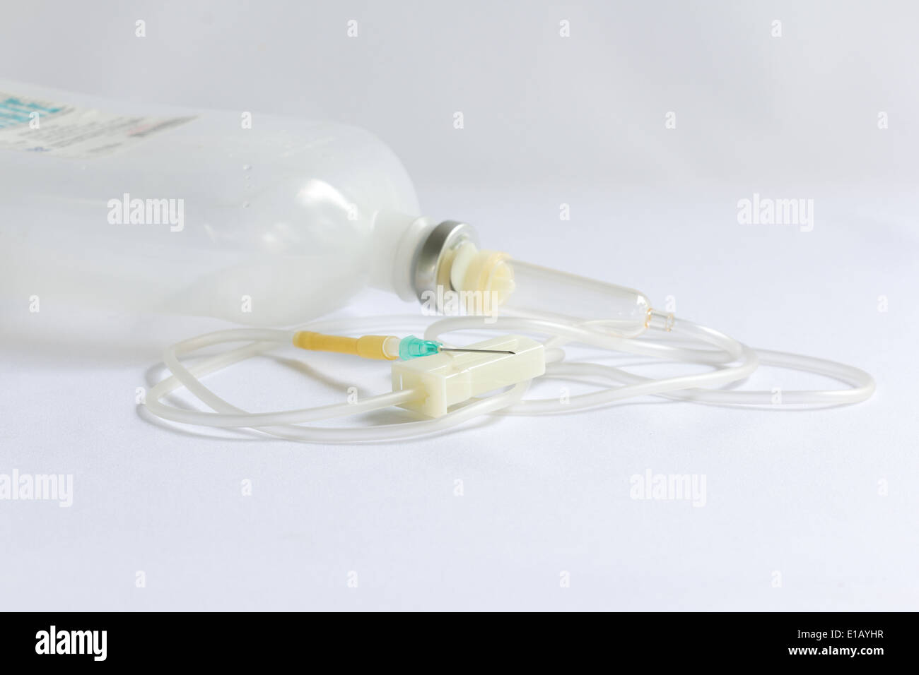 Soluzione salina isolato su bianco Foto Stock