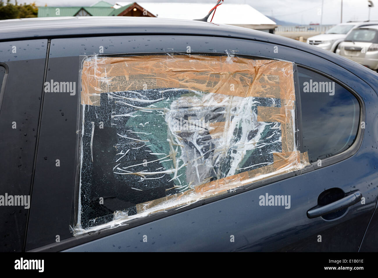 Rotto rotto auto posteriore finestrino di portiera fissati con nastro come una riparazione temporanea Ushuaia Argentina Foto Stock