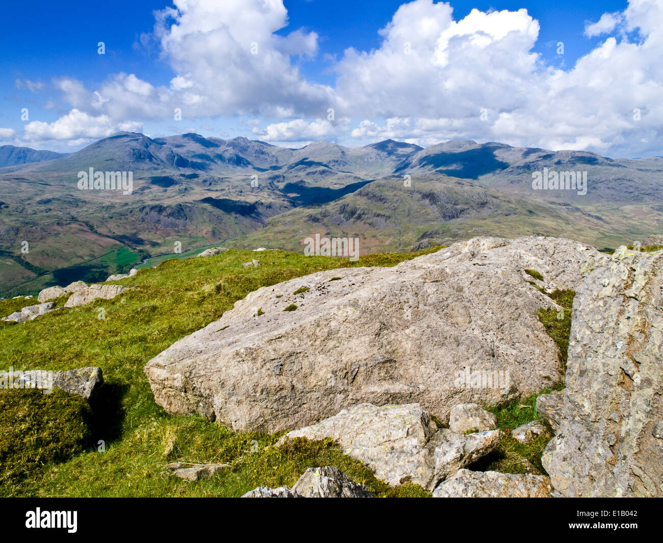 Il Castle gruppo, Inghilterra del monti più alti, si vede attraverso Eskdale superiore da Harter è sceso nel Parco Nazionale del Distretto dei Laghi Foto Stock