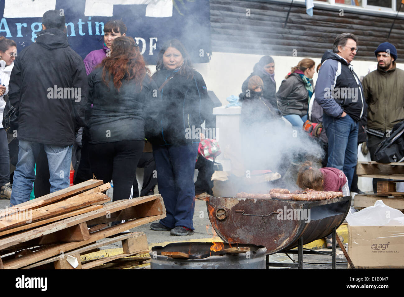 Protesta dei lavoratori raccogliendo per strada argentino asado barbeque Ushuaia Argentina Foto Stock