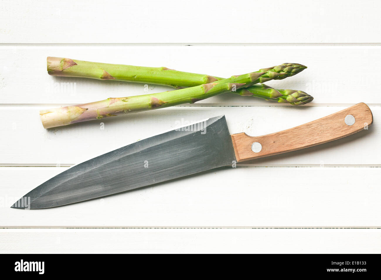 Vista superiore dell'asparago verde e coltello Foto Stock