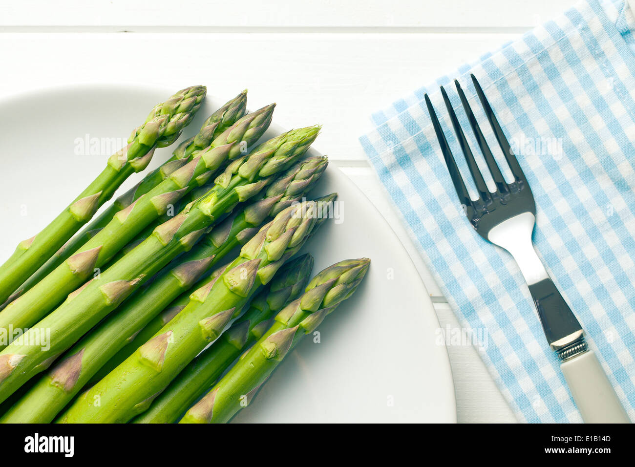 Asparago Verde su bianco tavolo in legno Foto Stock