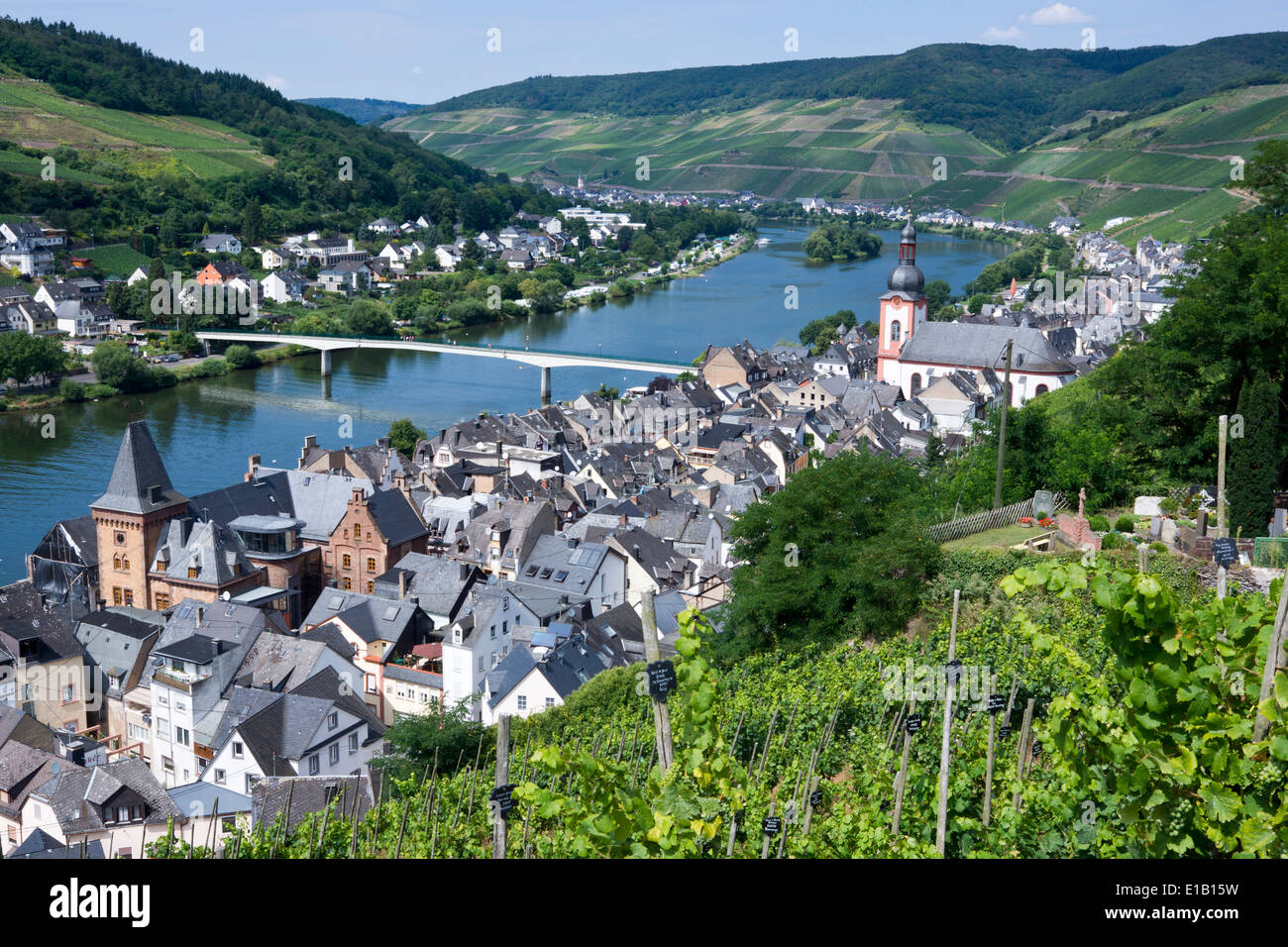 Vista su zell paese presso il fiume Moselle, RENANIA-PALATINATO, Germania, Europa Foto Stock