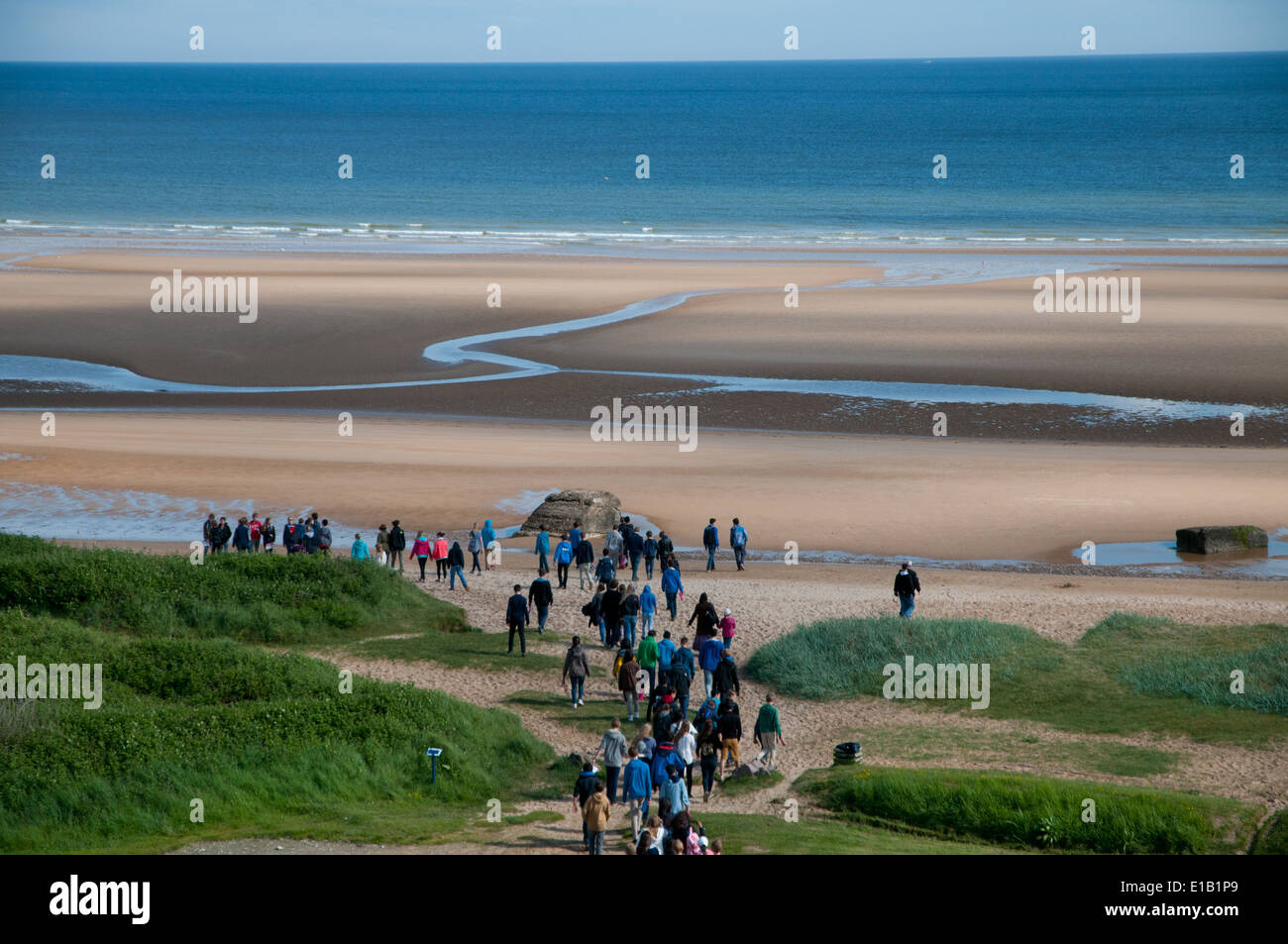 Le persone che visitano la spiaggia di Omaha, una delle spiagge dello sbarco di sbarco in Normandia, Colleville-sur-Mer, Normandia Foto Stock