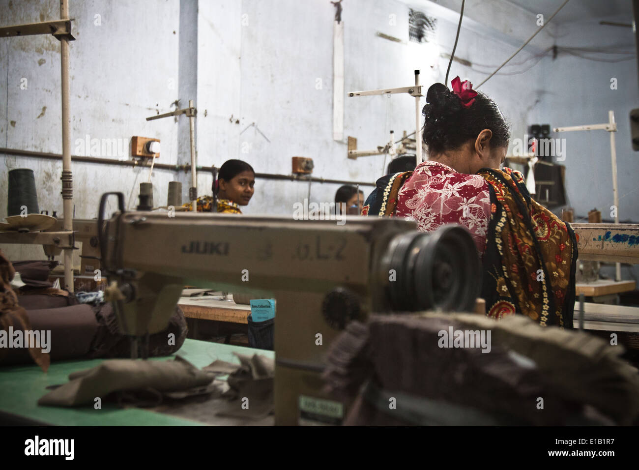 Lavoratori in fabbrica stitch vestiti in uno di Dhaka's indumento fabbriche, Bangladesh. Foto Stock