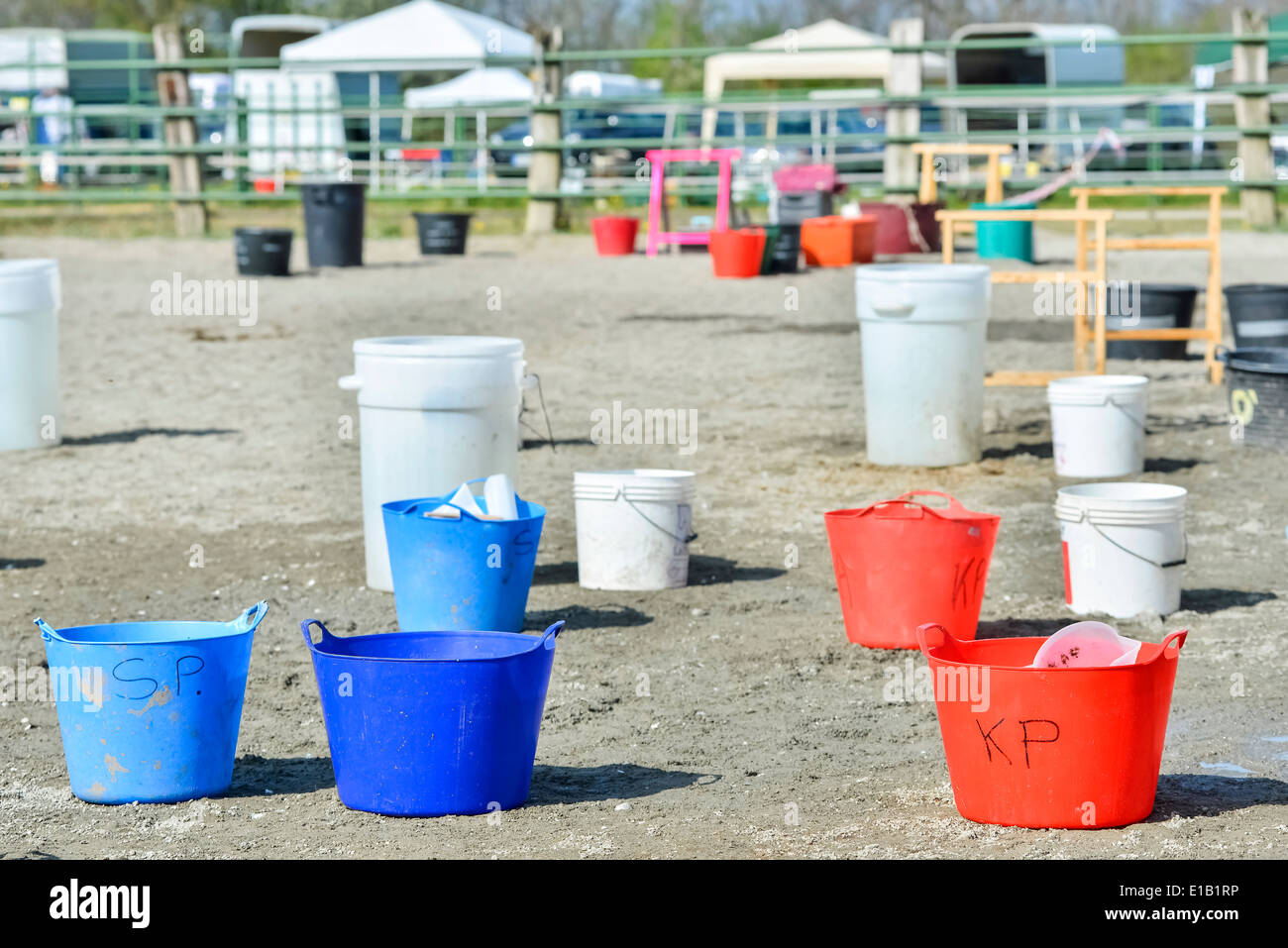 Secchi di acqua pronto per l'endurance concorso ippico Foto Stock