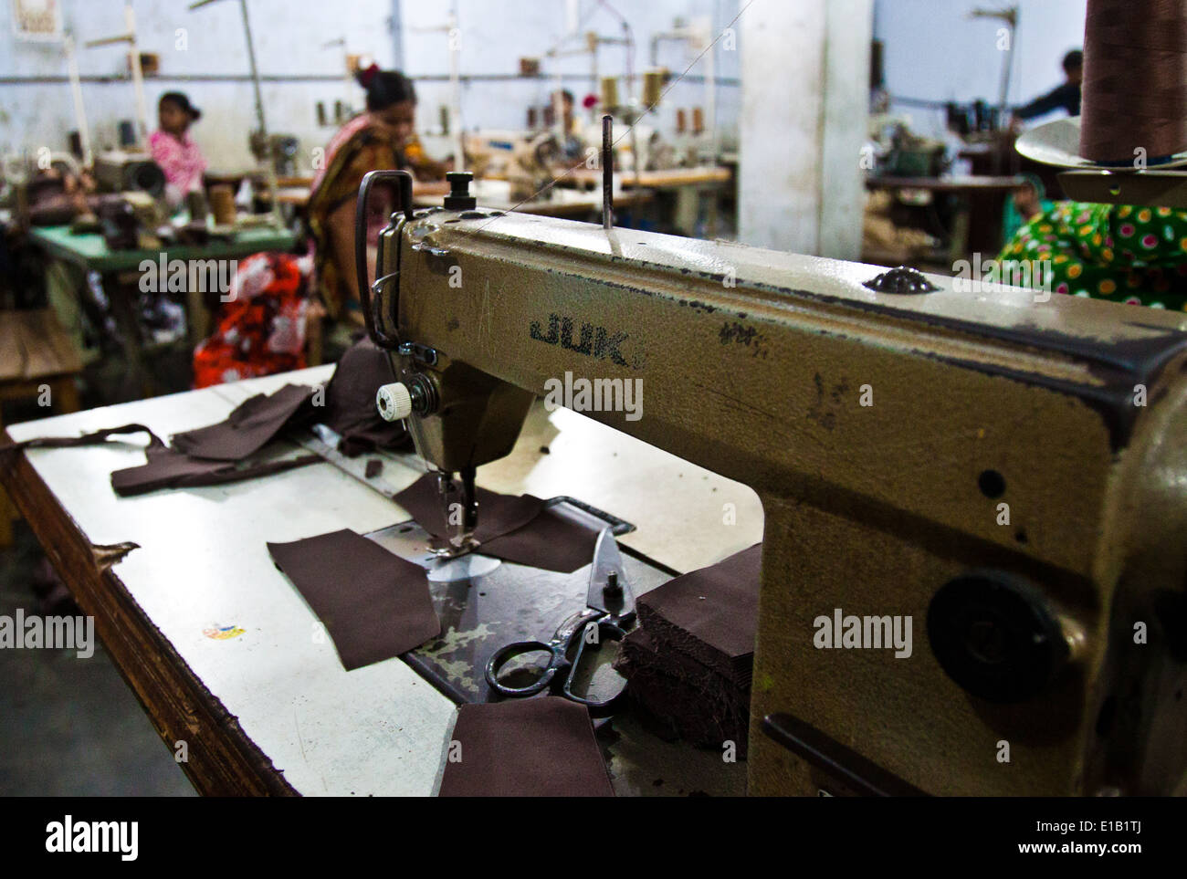 Lavoratori in fabbrica stitch vestiti in uno di Dhaka's indumento fabbriche, Bangladesh. Foto Stock