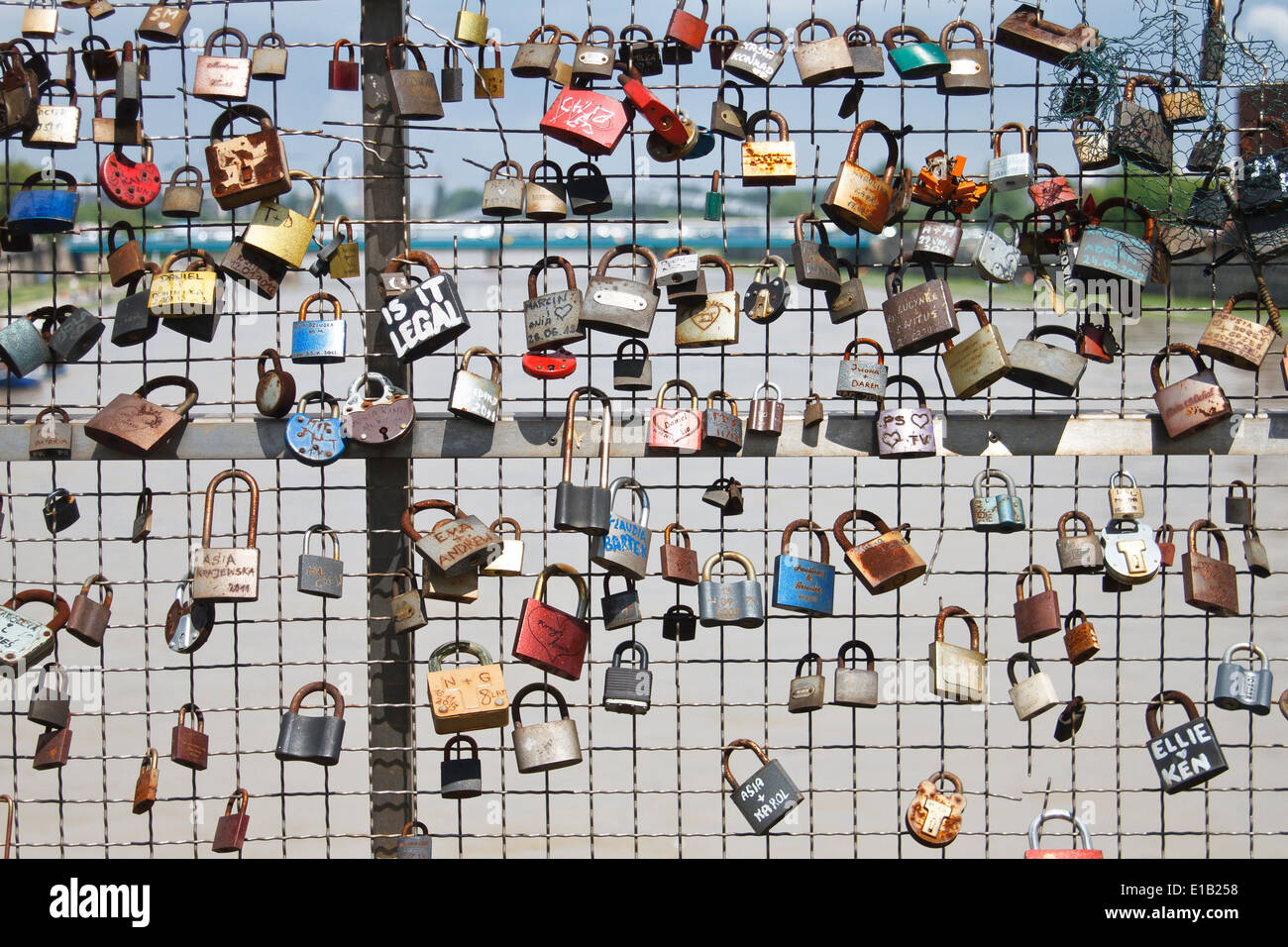 Amore i lucchetti sul ponte sul fiume Vistola. Cracovia in Polonia. Foto Stock