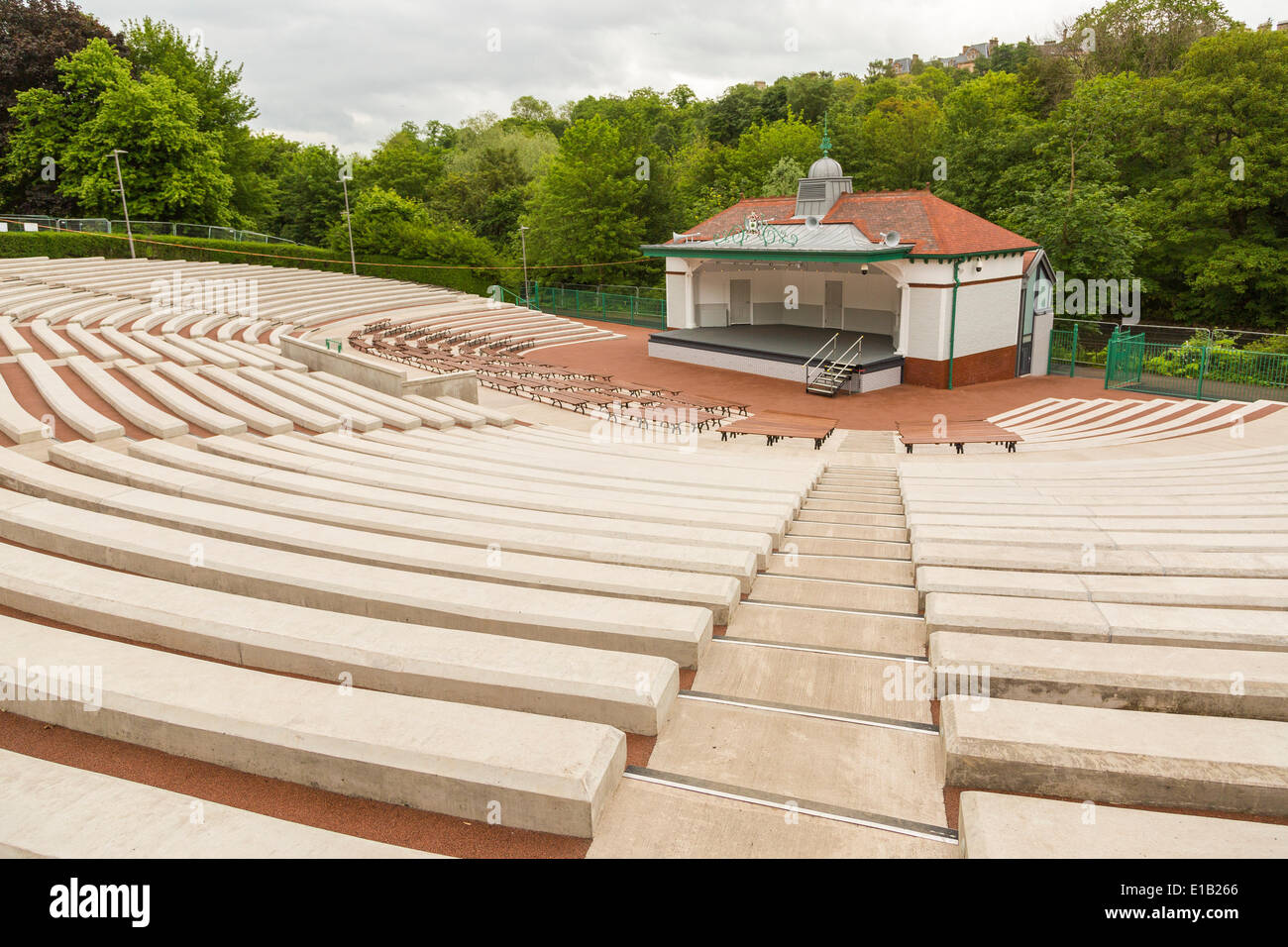 Kelvingrove Park, Glasgow, Scotland, Regno Unito. Il 29 maggio 2014. Kelvingrove Bandstand & Anfiteatro, chiuso nel 1999 dopo la caduta in uno stato di disrepeair riapre al pubblico dopo un £2m progetto di restauro. Paul Stewart/Alamy News Foto Stock