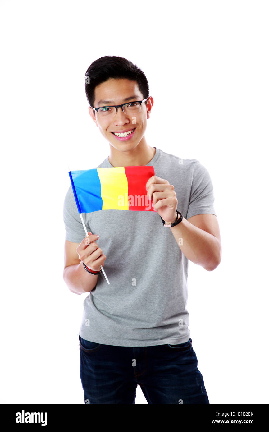 Allegro giovane uomo asiatico holding Bandiera della Romania isolati su sfondo bianco Foto Stock
