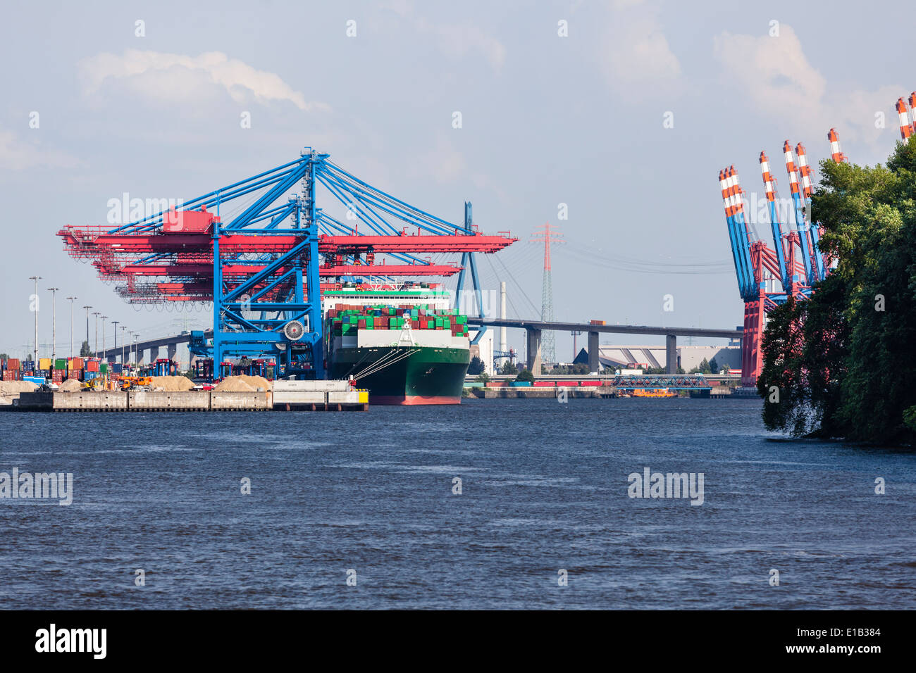 Porto di contenitore con alte Gru nel porto di Amburgo, Germania Foto Stock