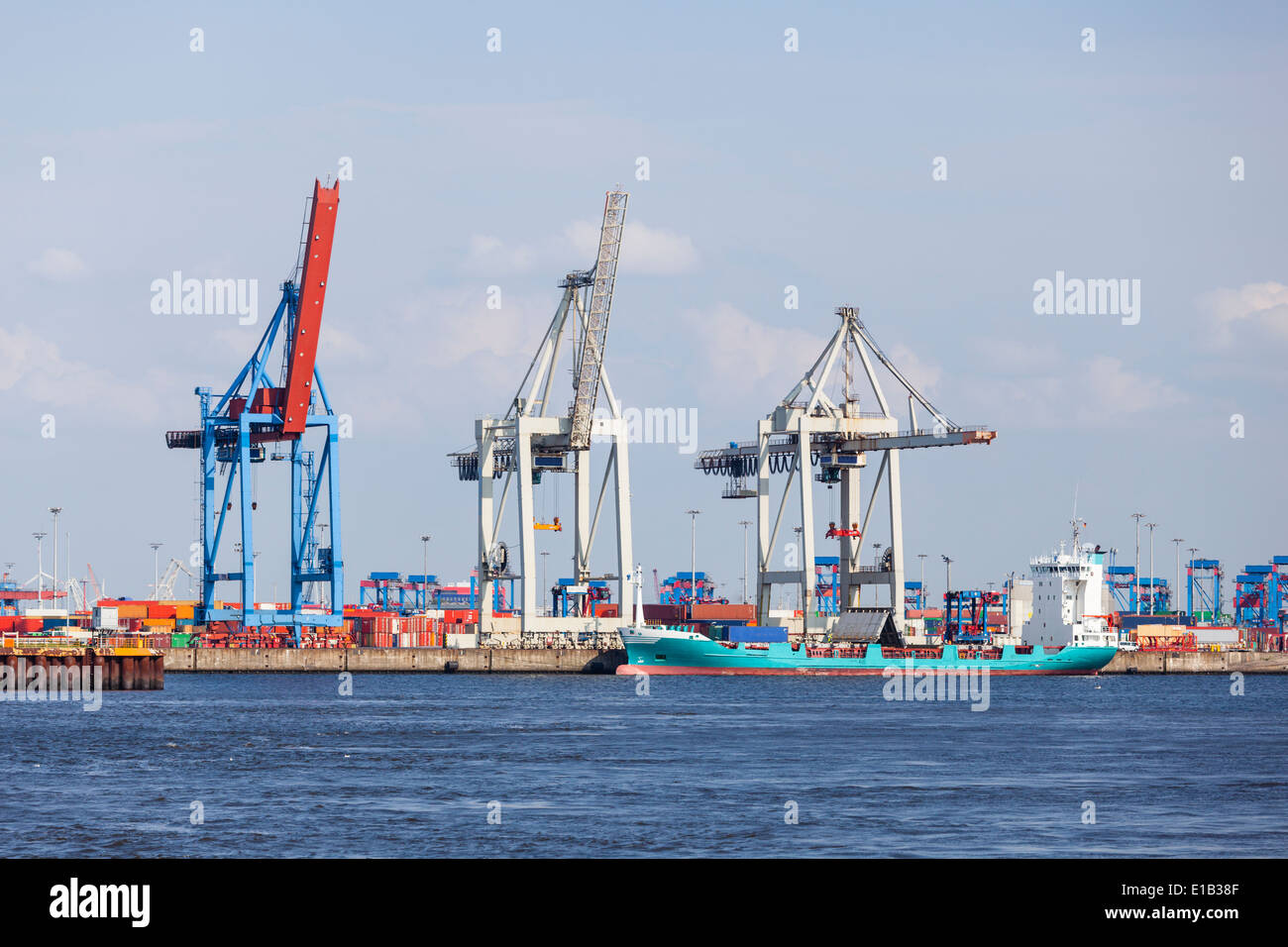 Porto di contenitore con alte gru e nave ormeggiata nel porto di Amburgo, Germania Foto Stock