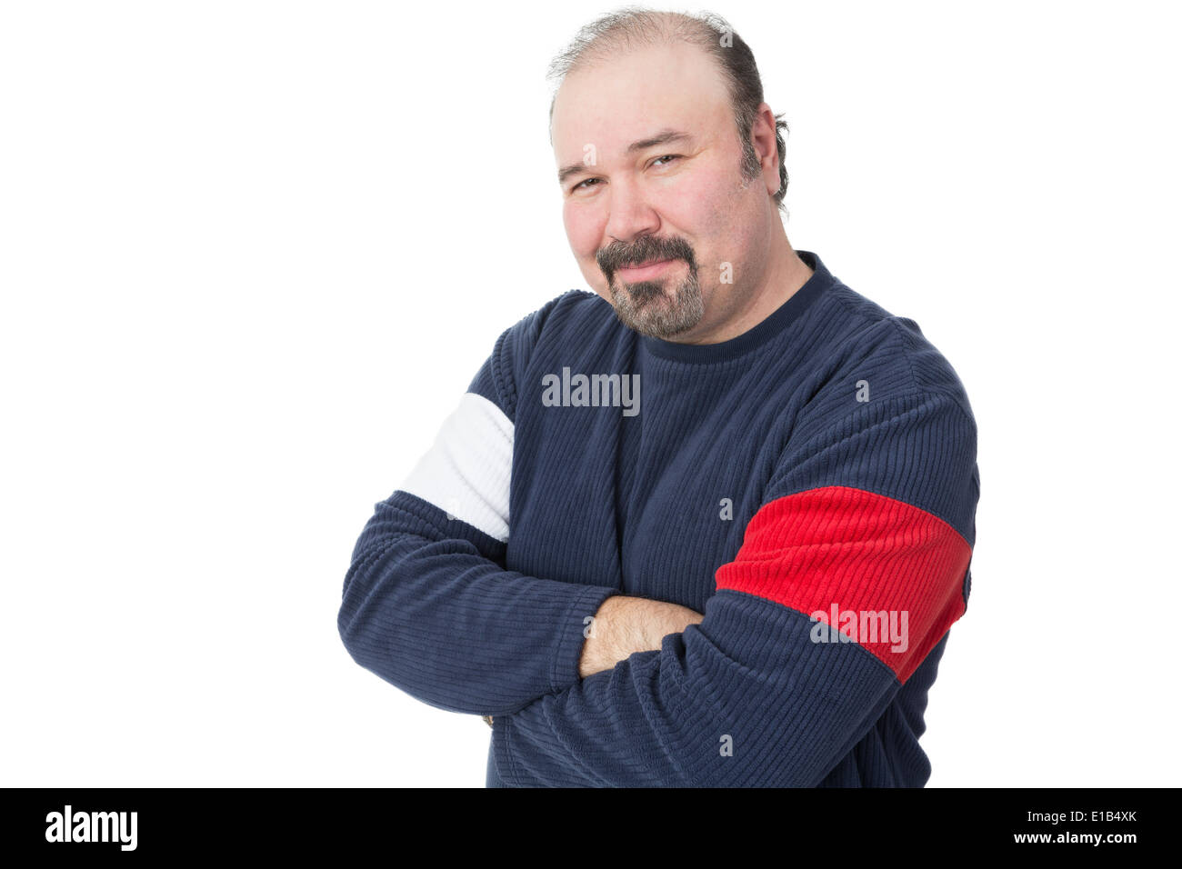 Ritratto di un balding uomo maturo con le braccia incrociate su sfondo bianco Foto Stock