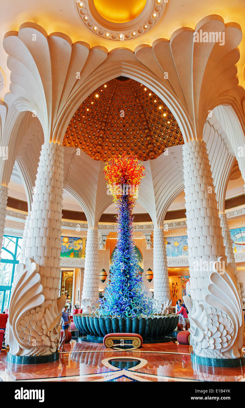 Hall dell'Hotel Atlantis il 3 novembre 2013 a Dubai, UAE. Il resort si compone di due torri collegate da un ponte con un totale Foto Stock