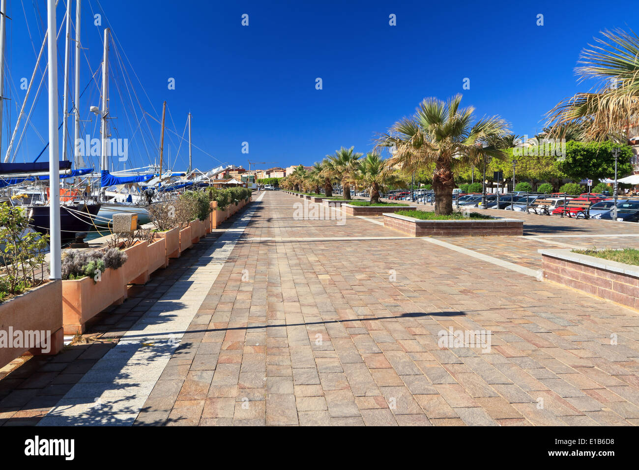 Marina e il lungomare di Carloforte, Isola di San Pietro, Sardegna, Italia Foto Stock