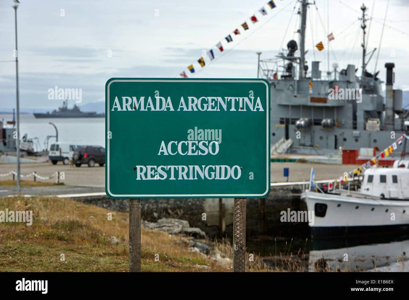 Accesso limitato cartelli di avvertimento all'armada Argentina Argentina la base navale di Almirante berisso Ushuaia Argentina Foto Stock