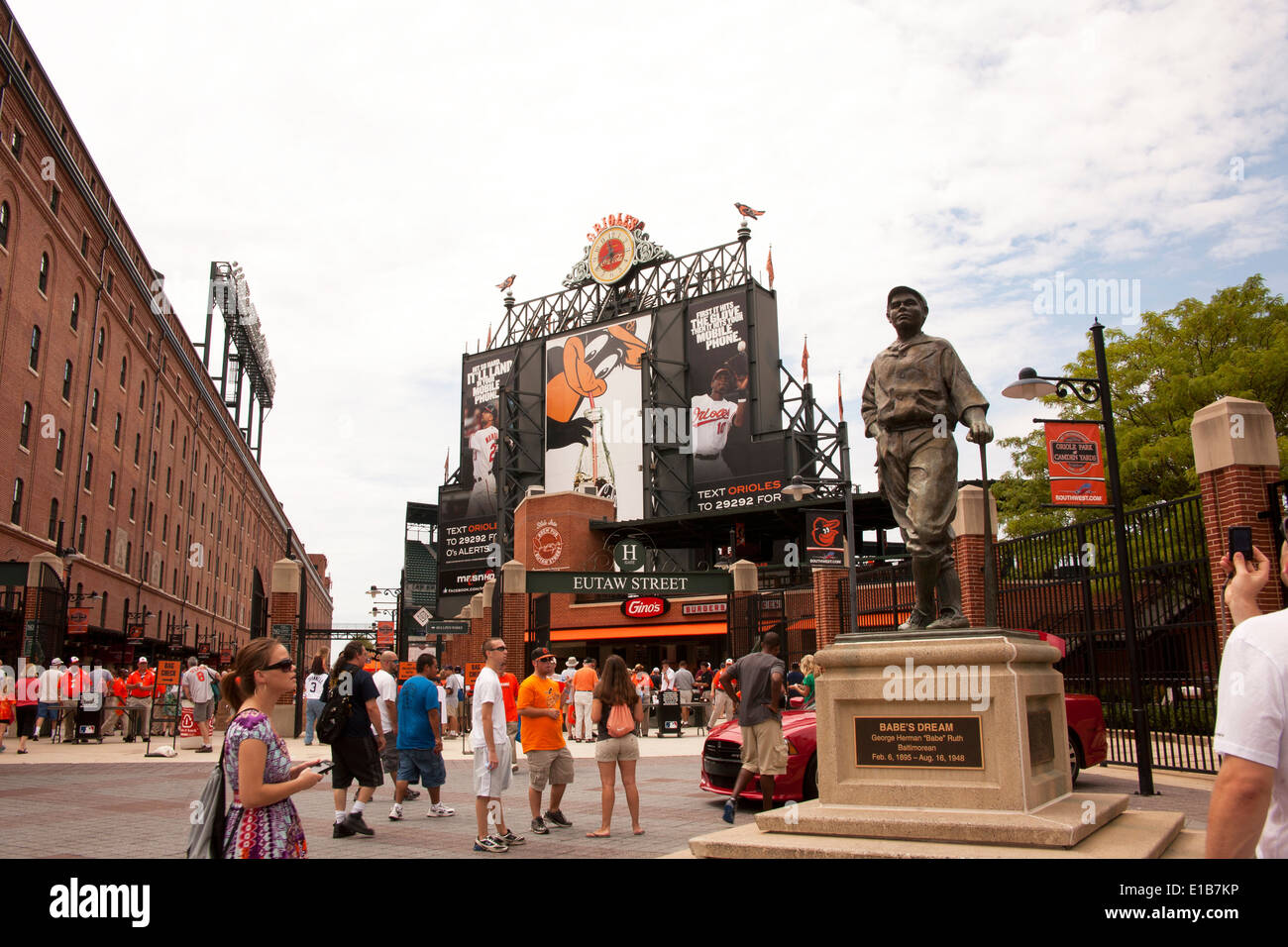 Statua in onore Babe Ruth nella parte anteriore degli Orioles Park a Camden Yards in Baltimore Maryland Foto Stock