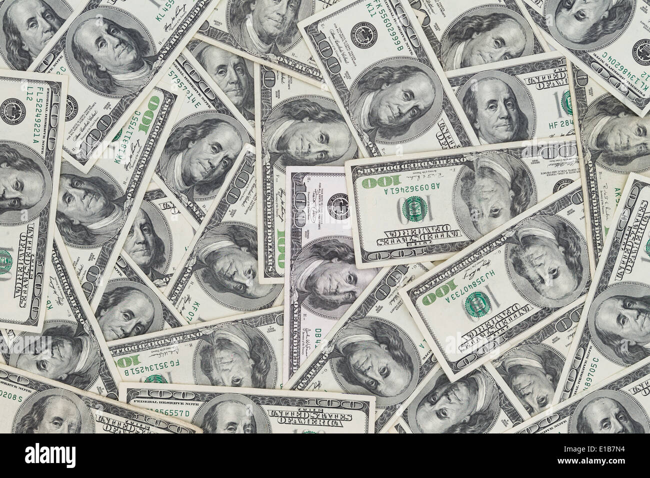 Centinaia di nuovi Benjamin Franklin 100 fatture del dollaro disposti in modo casuale con il ritratto affacciata superiormente in un primo piano concettuale Foto Stock