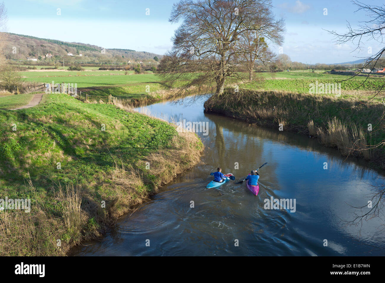 In canoa sul fiume Yeo a Congresbury nel nord Somerset Inghilterra Foto Stock