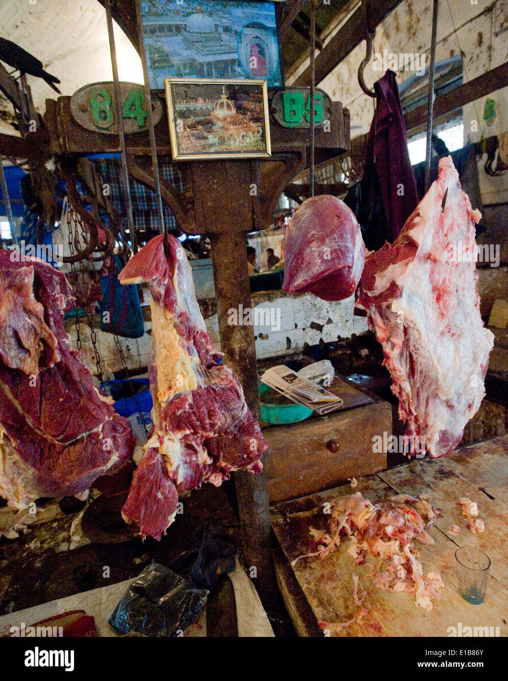 Le scene al mercato della carne un open air di una macelleria dove la carne ar Foto Stock