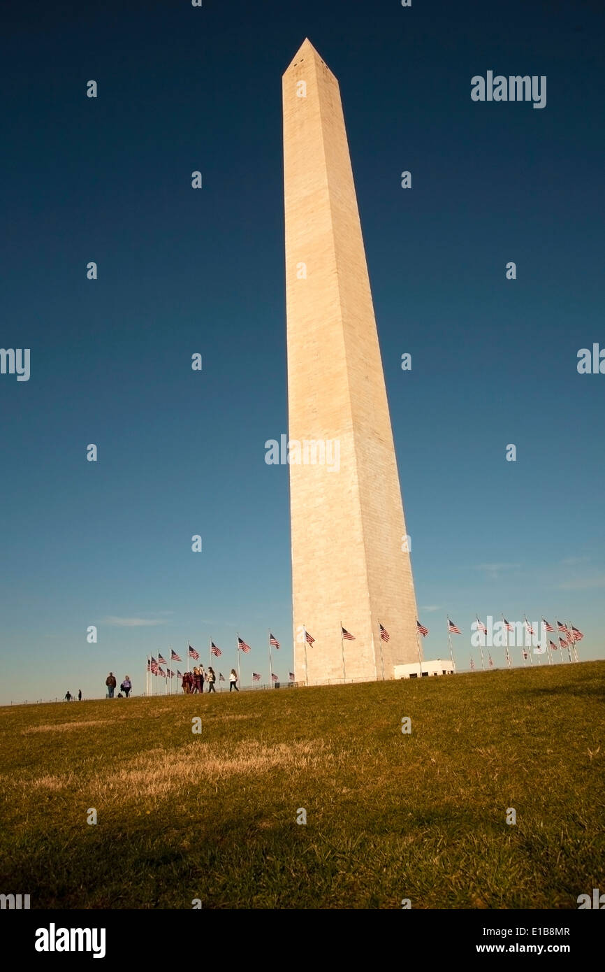 I turisti alla base del Monumento di Washington a Washington DC Foto Stock