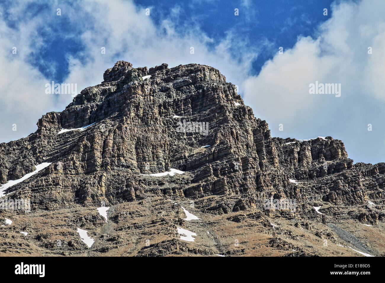 Montagne di Waterton. Il robusto e maestose montagne, di Waterton-Glacier Parco internazionale della pace, contro le nubi e cielo blu. Foto Stock