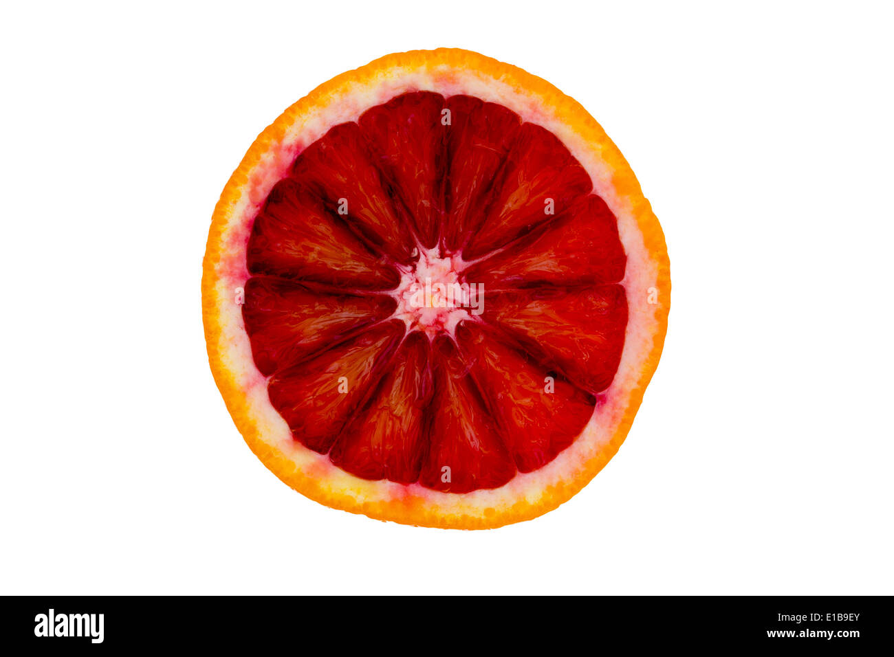 Fetta di profondo rosso rubino pompelmo isolato su bianco per una sana colazione ricca di vitamina C che mostra la struttura e la consistenza Foto Stock