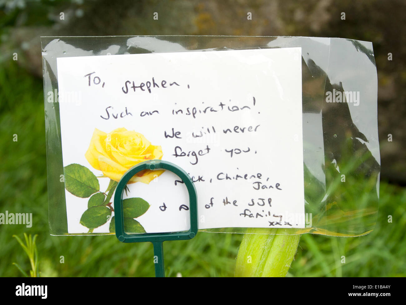 Lichfield Cathedral, West Midlands, Regno Unito. Il 29 maggio 2014. La veglia di Stephen Sutton è a Lichfield Cathedral nel West Midlands di oggi e di domani. Stephen morì di cancro ma sollevato £ 4 milioni per il cancro adolescente di fiducia mentre combatteva la malattia. Omaggi floreali sono lasciati nella cattedrale motivi prima della vigilia inizia. Credito: Richard Grange/Alamy Live News Foto Stock