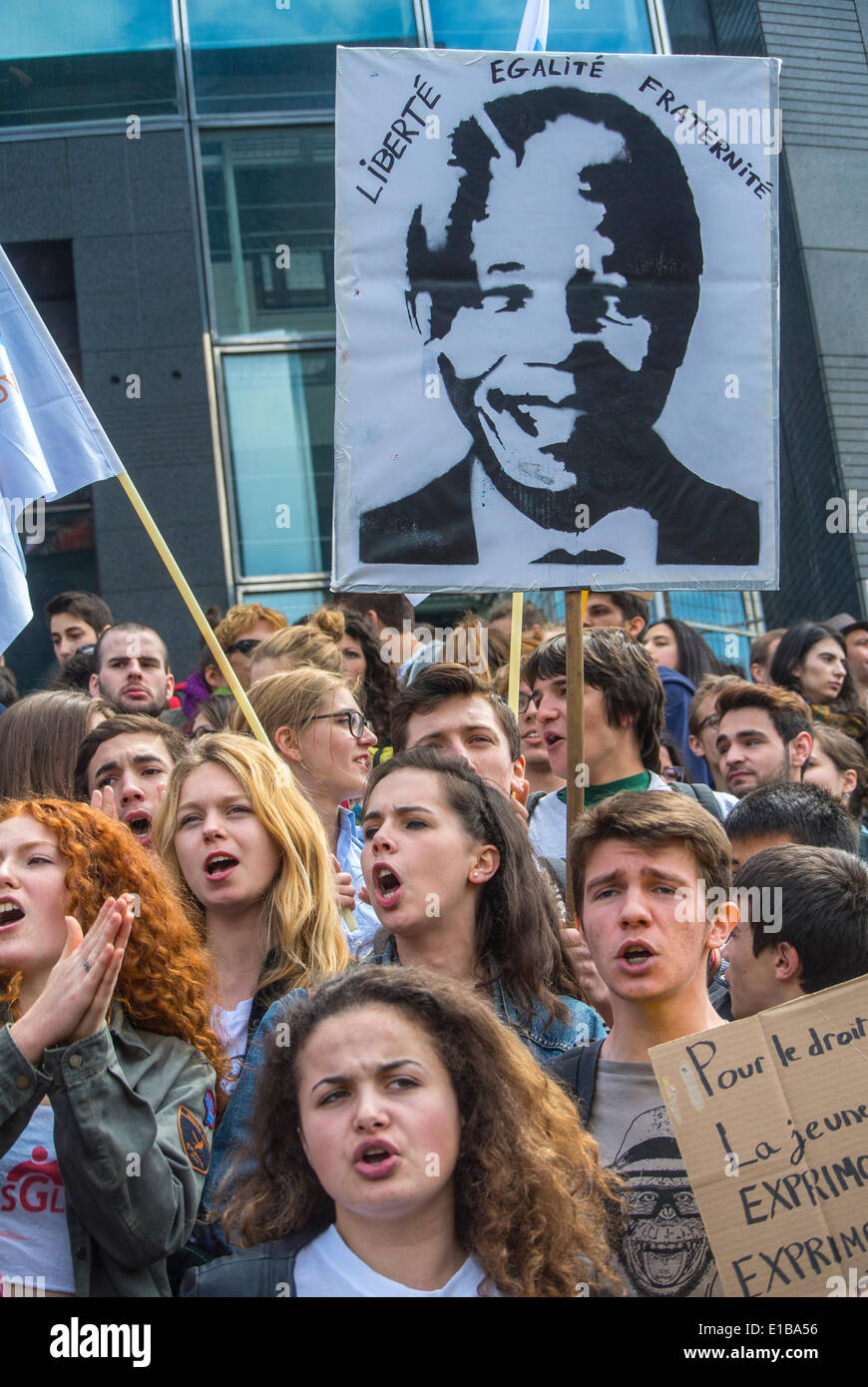 Parigi, Francia, Anti Extreme Right Demonstration by French Teens Angry Crowd Scene, protesta studentesca, movimento giovanile solidale, giovane ragazza attivista adolescenziale, Nelson Mandela Ritratto Sign Foto Stock