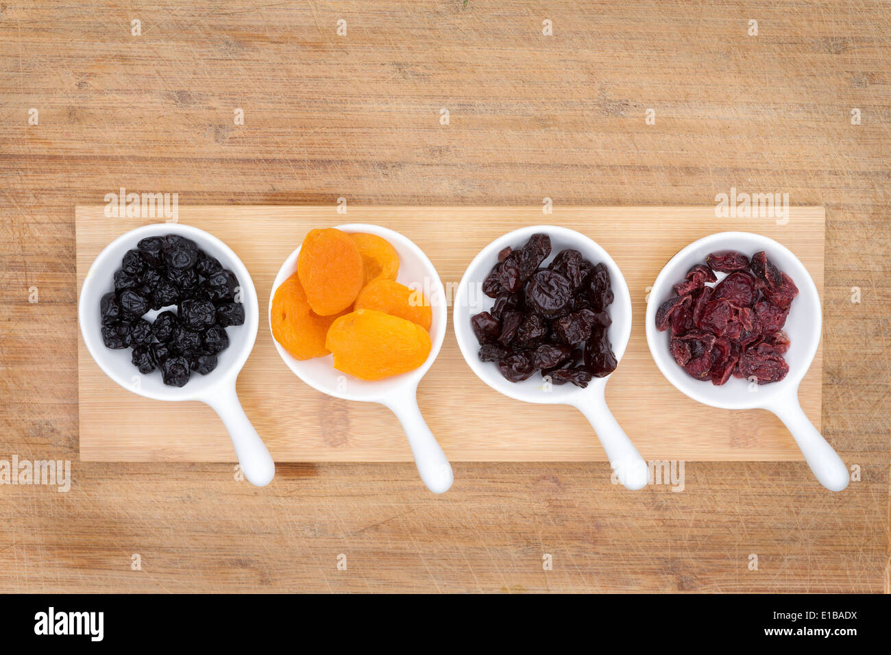 Frutta secca mista e bacche in ceramica ramekins comprese le albicocche, ciliegie, mirtilli e mirtilli rossi ricchi di sostanze antiossidanti Foto Stock