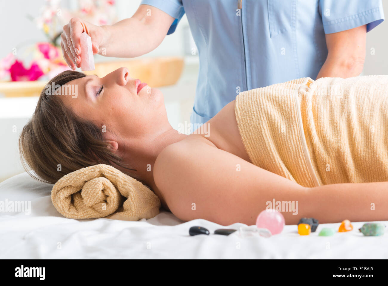 Medicina alternativa, terapeuta utilizzando pietre preziose per lithotherapy Foto Stock