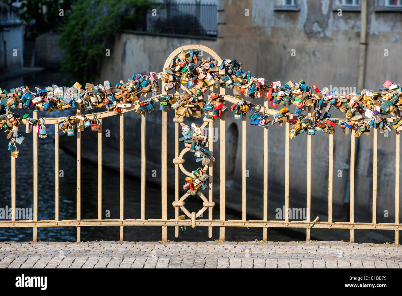 Amore i lucchetti sul ponte, Kampa, Mala Strana, Praga, Repubblica Ceca. Foto Stock