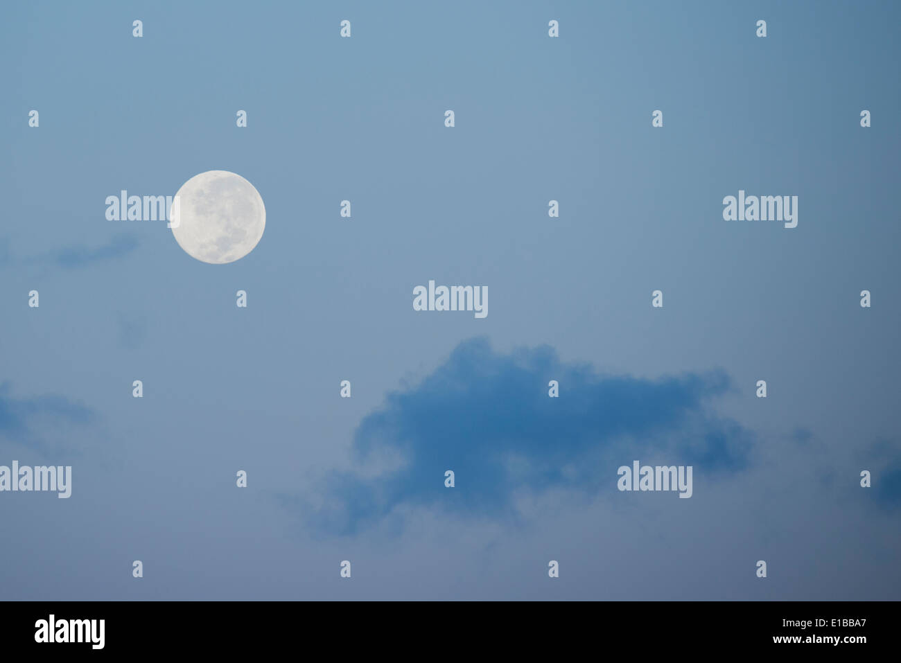 Australia, Territorio del Nord, Darwin. Luna piena, il sorgere della luna con l'azzurro del cielo. Foto Stock