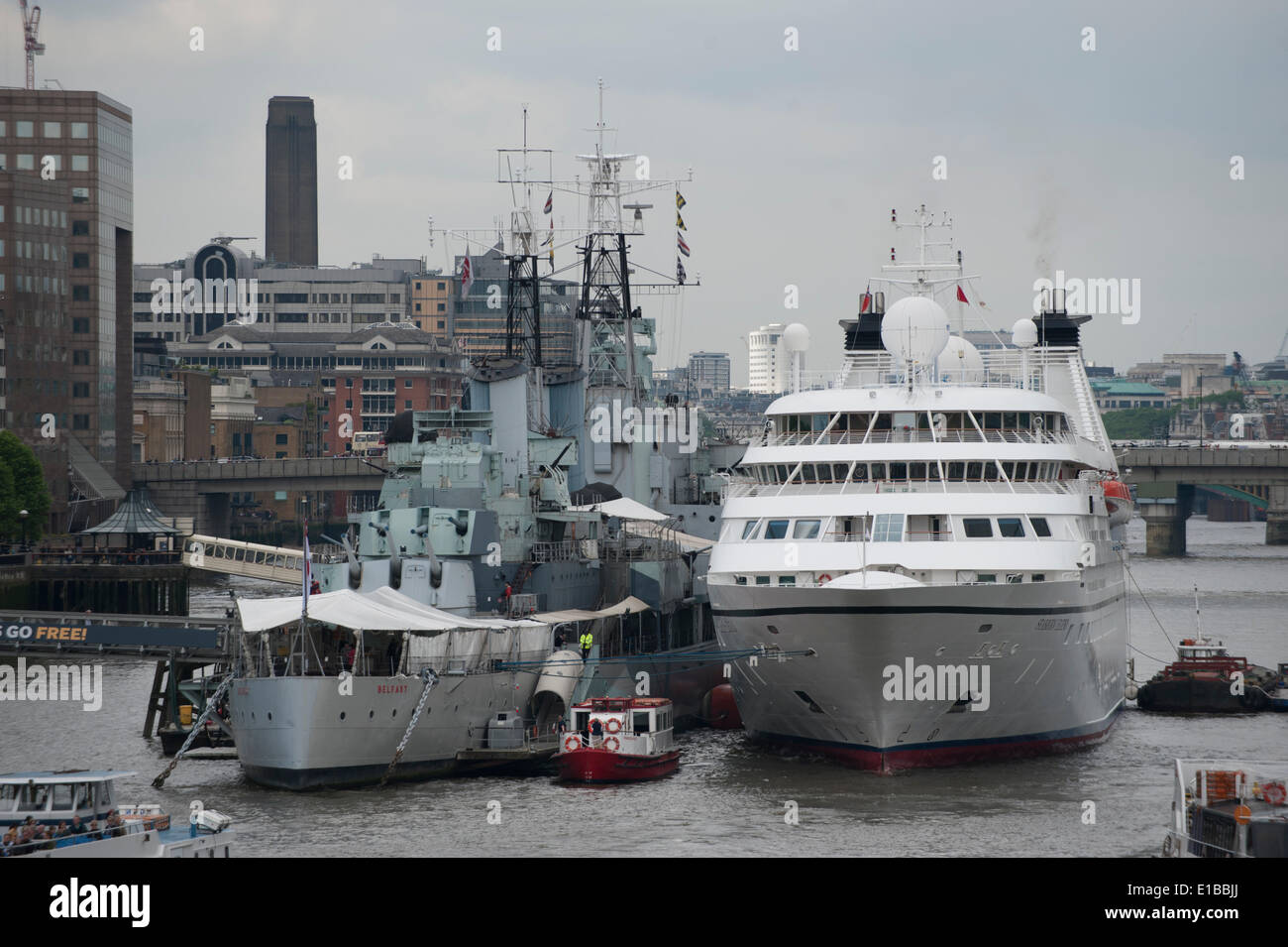 Il Tower Bridge, Londra UK. Il 29 maggio 2014. MV Seabourn Legend, registrati in Nassau, è stata ormeggiata lungo HMS Belfast nel centro di Londra per diversi giorni, parte oggi per Ronne in Danimarca Credito: Malcolm Park editoriale/Alamy Live News Foto Stock