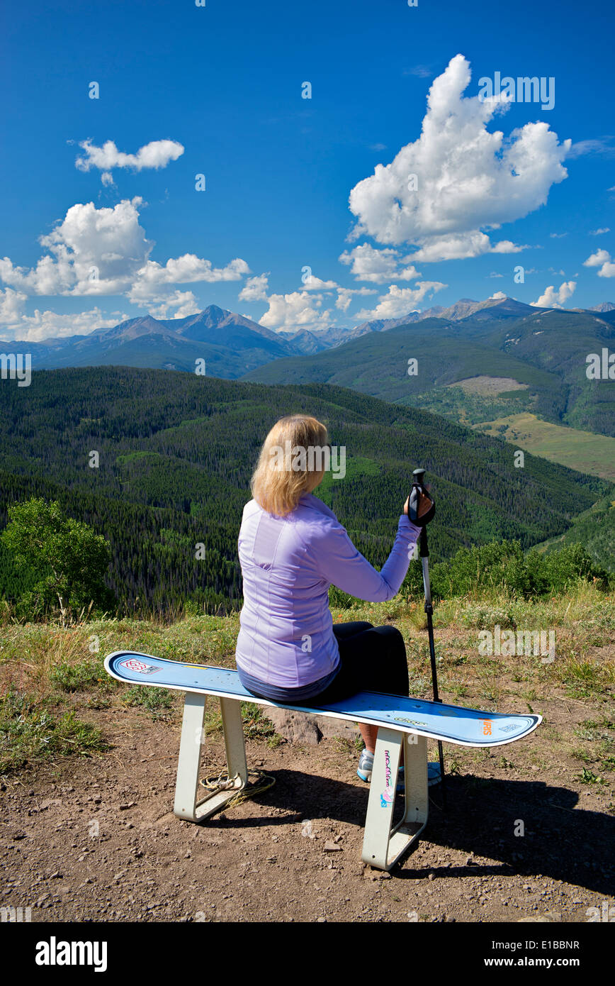 La gamma Sawatch con lady escursionista. Vicino a Vail Colorado Foto Stock