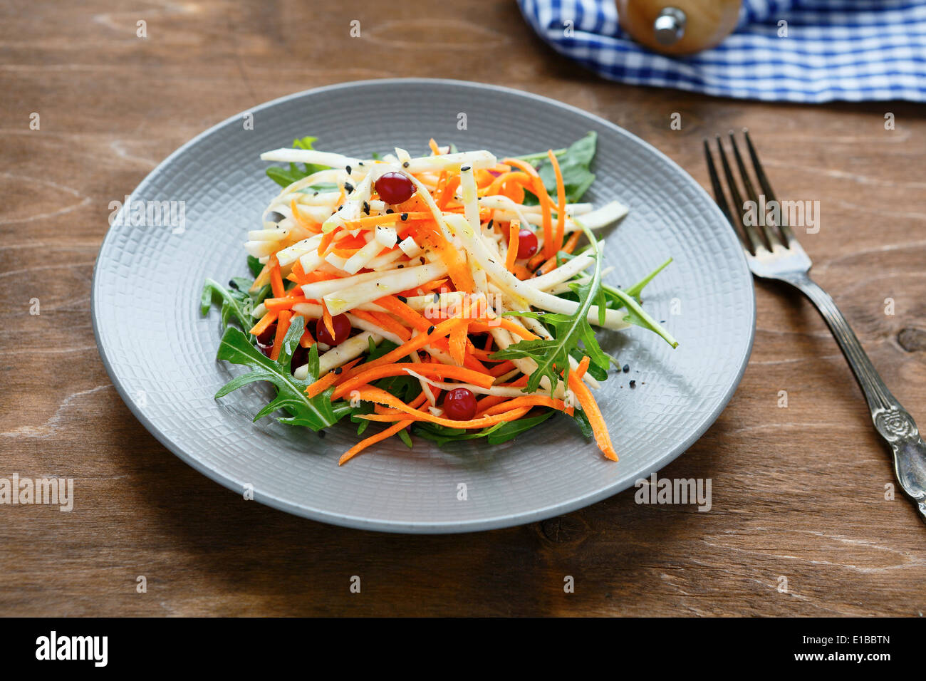 Il sedano e la carota insalata con mirtilli rossi, cibo closeup Foto Stock