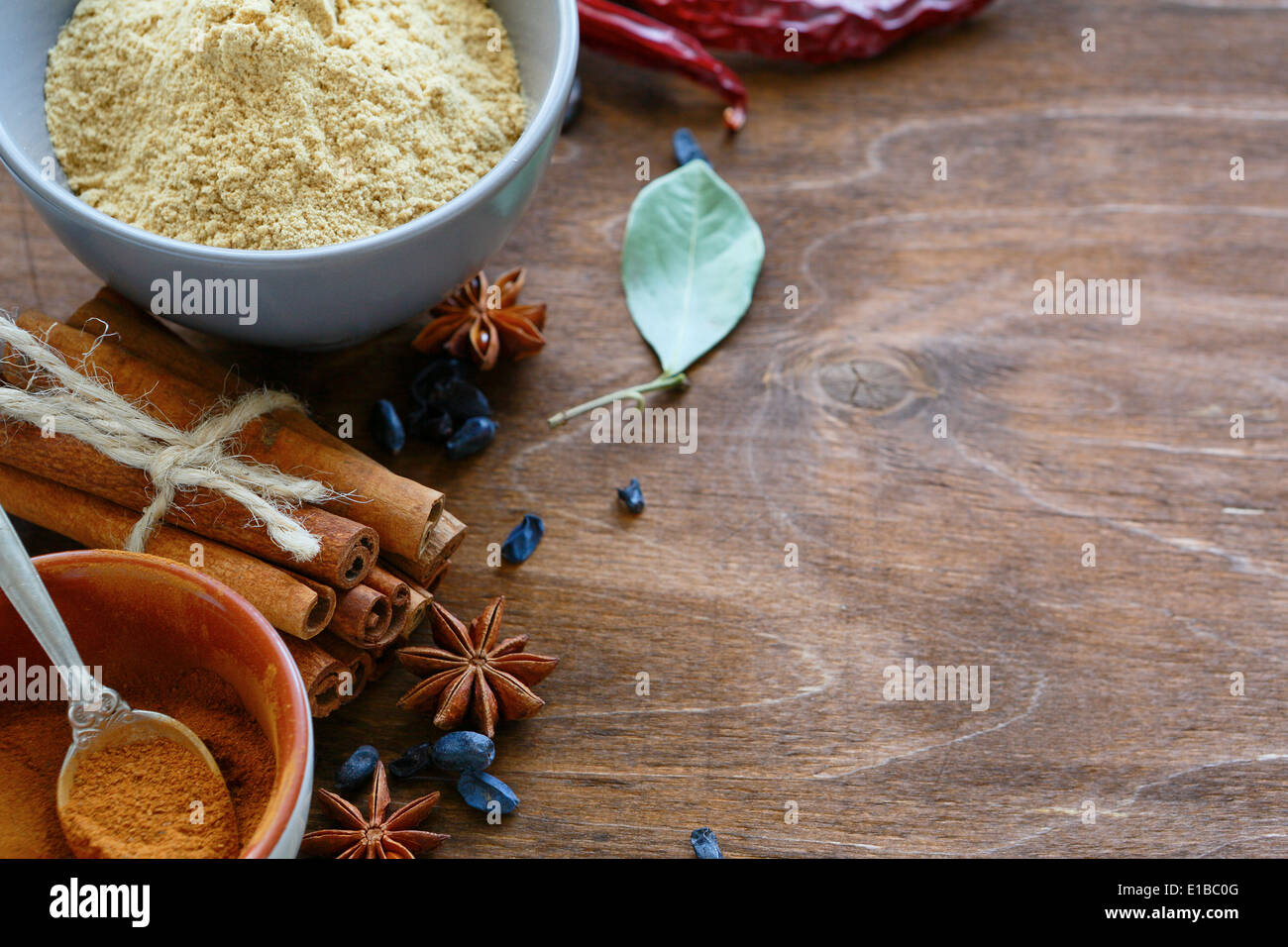 La cannella, lo zenzero, anice stellato su sfondo di legno, alimentari closeup Foto Stock