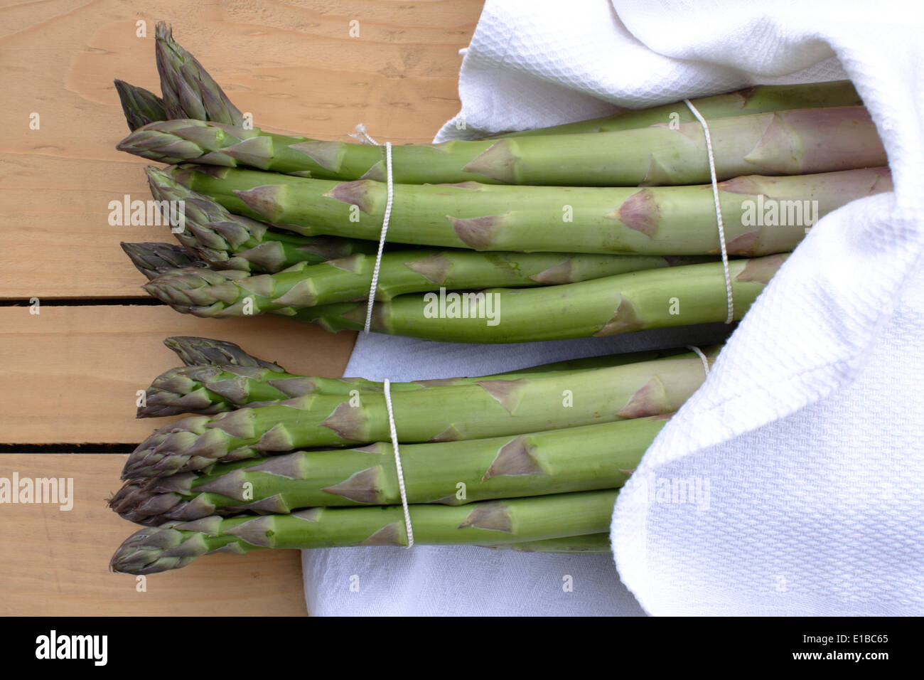 Asparago Verde giacente su di un tavolo di legno Foto Stock
