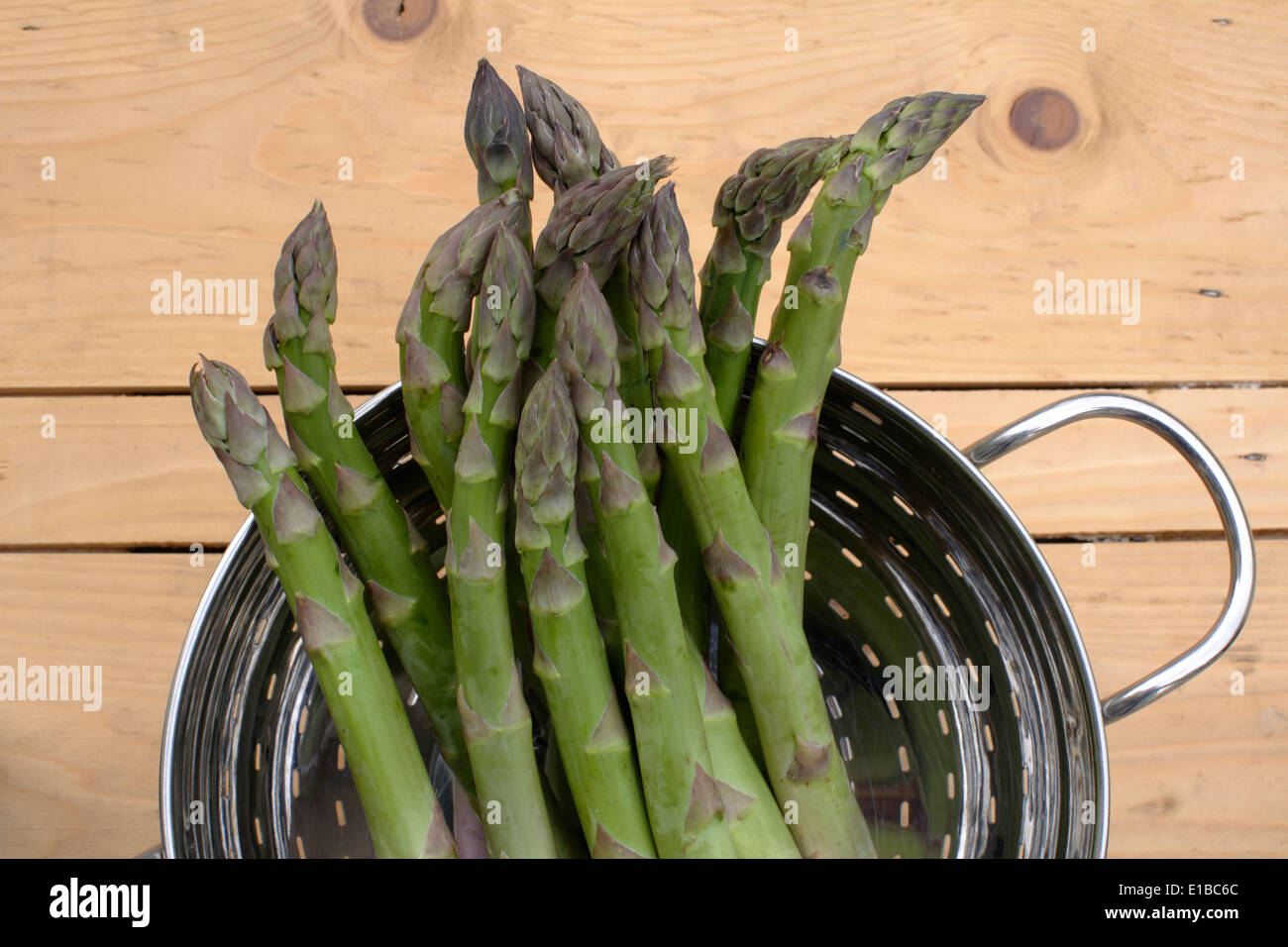 Asparago verde giacente in stoviglie Foto Stock