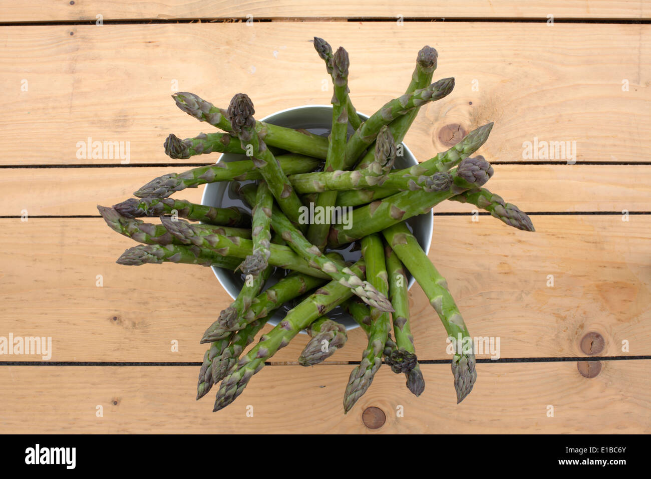Asparago Verde giacente su di un tavolo di legno Foto Stock