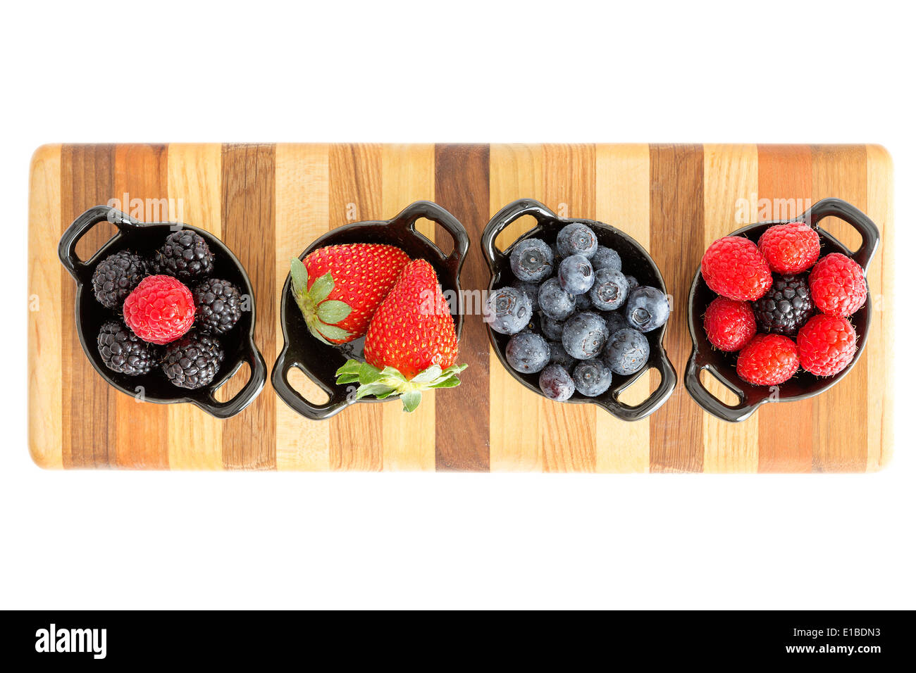 Selezione di differenti freschi maturi autunno bacche comprese le fragole, mirtilli, more e lamponi in separate d Foto Stock