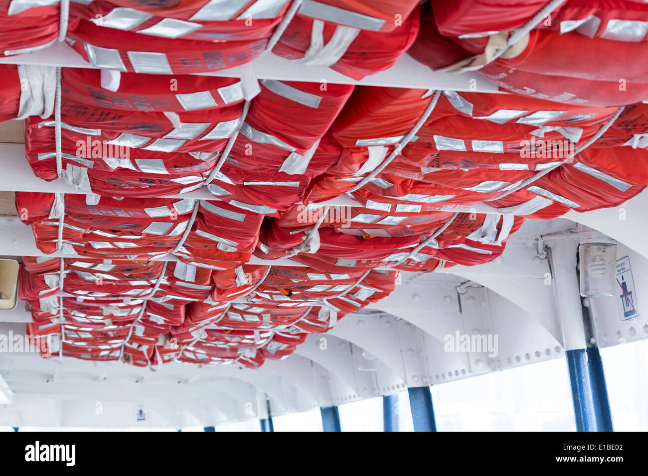 Giubbotti di salvataggio stivato nel soffitto su un traghetto di Toronto Foto Stock