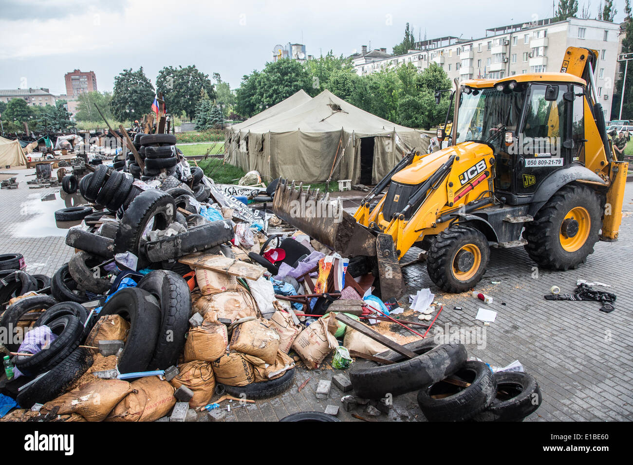 Baumaschinen entfernen am 29.05.2014 in Donezk, Ucraina, Barrikaden, die vorher von separatistischen, pro-russischen Kämpfern errichtet worden waren. Foto: Jan A. Nicolas/dpa Foto Stock