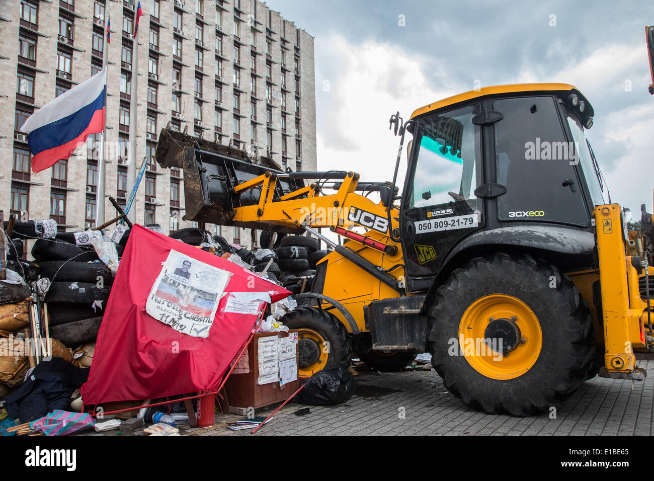 Baumaschinen entfernen am 29.05.2014 in Donezk, Ucraina, Barrikaden, die vorher von separatistischen, pro-russischen Kämpfern errichtet worden waren. Foto: Jan A. Nicolas/dpa Foto Stock