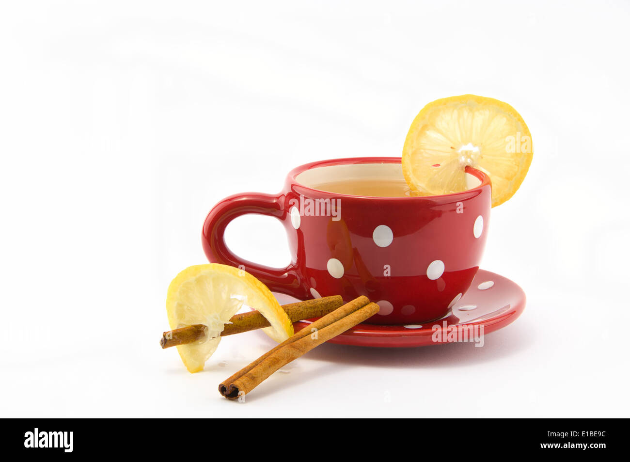 Tazza di tè con limone e cannella isolato su sfondo bianco Foto Stock