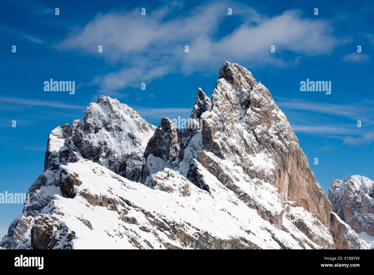 Coperta di neve cliff facesThe Odle Geislerspitzen Selva di Val Gardena Dolomiti Italia Foto Stock