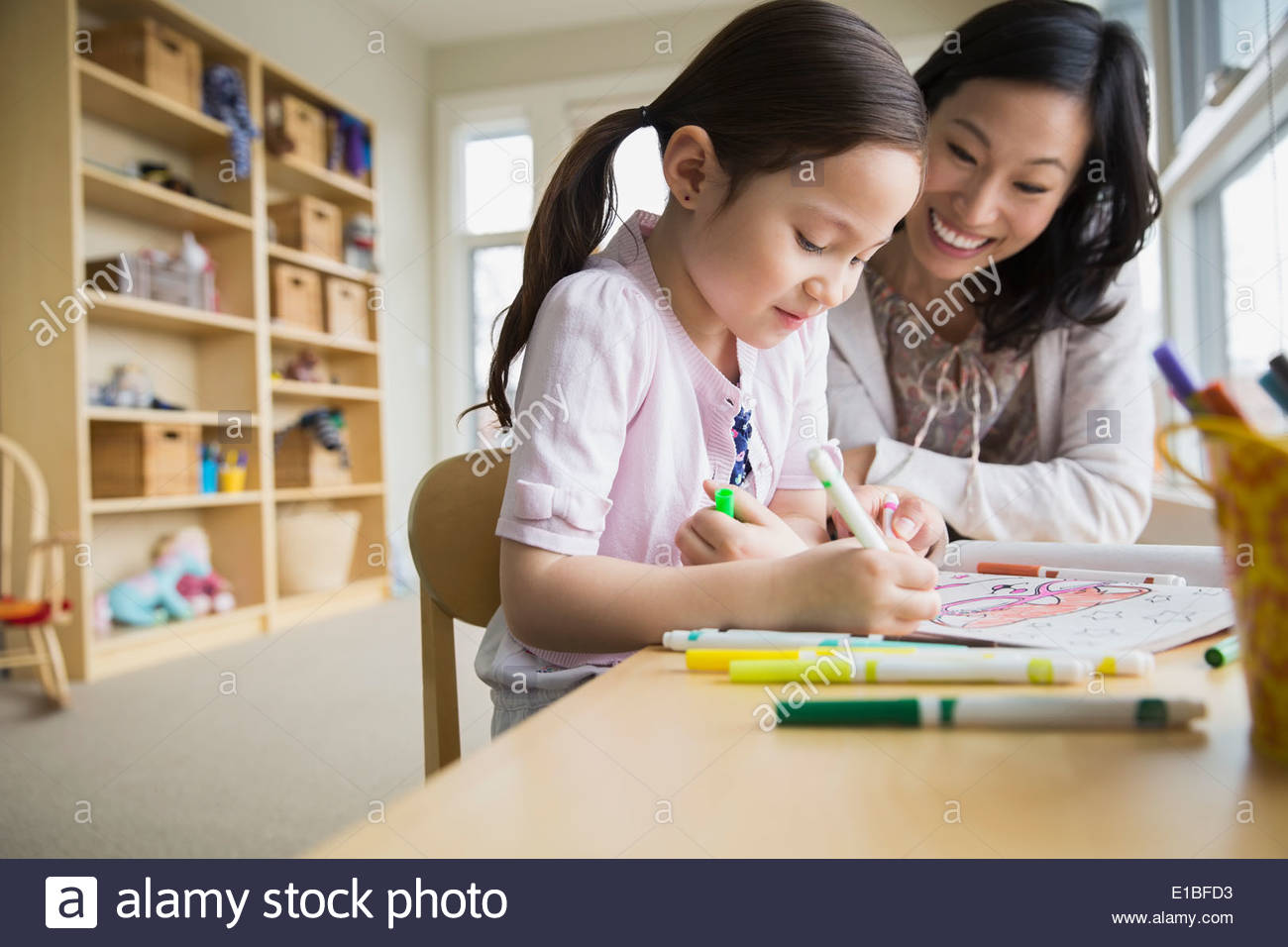 Madre e figlia la colorazione con marcatori Foto Stock
