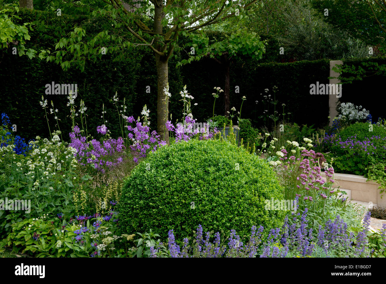 Fiori e topiaria da in M&G Giardino al Chelsea Flower Show 2014, London, Regno Unito Foto Stock