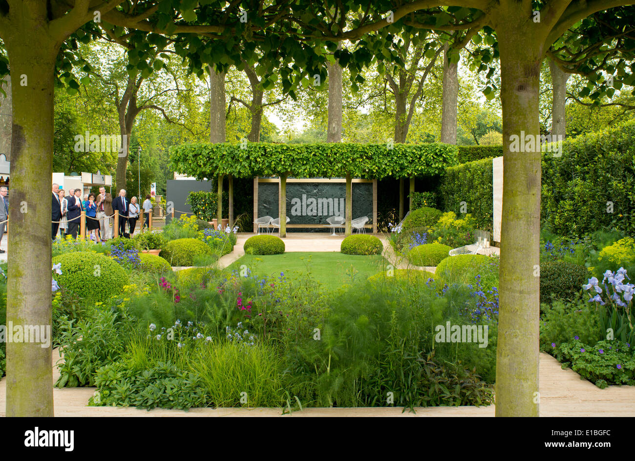 I visitatori la visualizzazione del giardino del telegrafo al Chelsea Flower Show, 2014, LONDRA, REGNO UNITO Foto Stock