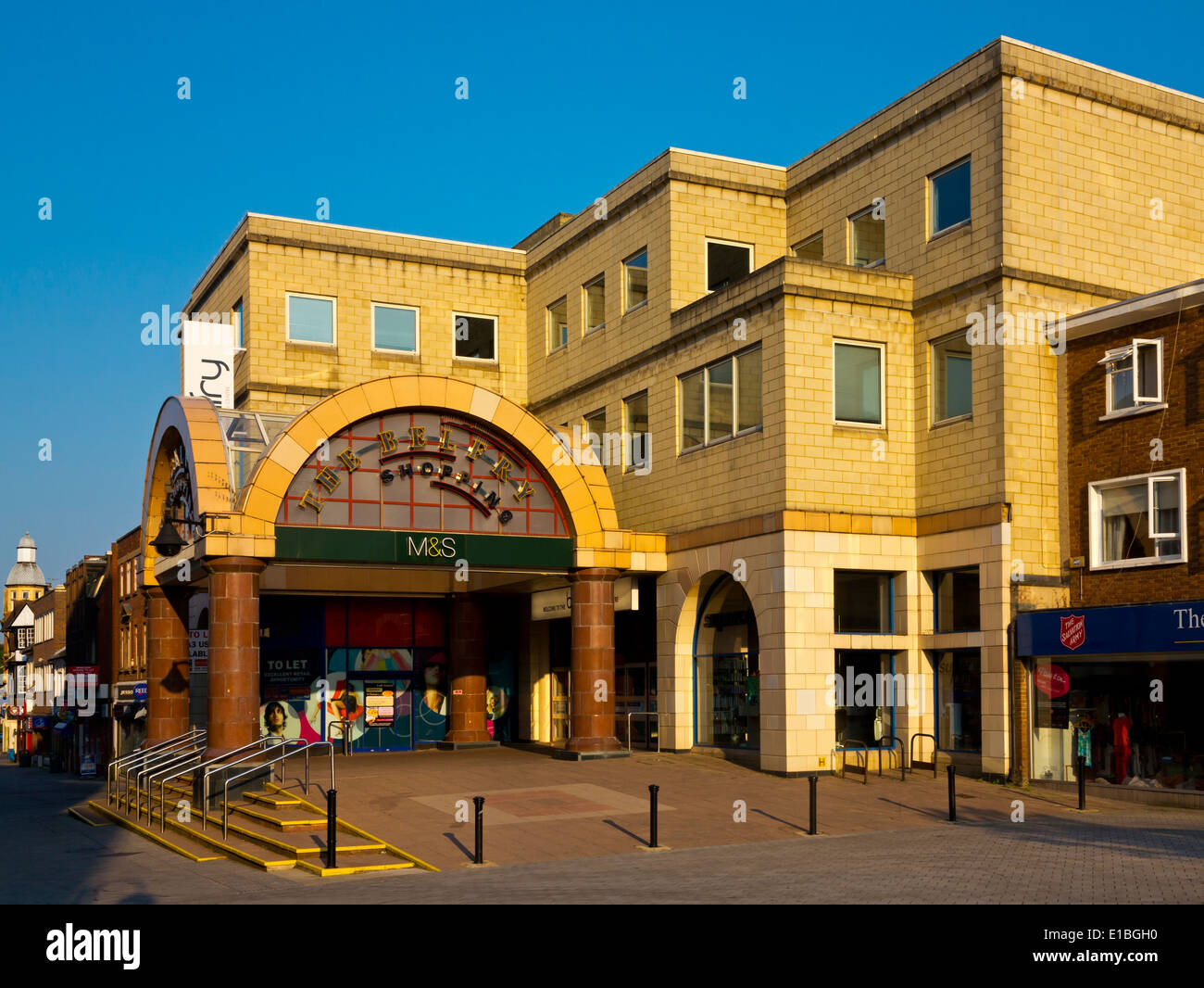 Il Belfry Shopping Centre in Redhill Surrey in Inghilterra UK una zona pedonale sulla Strada Alta con M&S nella parte anteriore dell'edificio Foto Stock